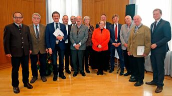 Überreichung der Ehrennadel für Heimatpflege im Haus Solms, Gruppenfoto aller 6 Geehrten mit Regierungspräsidentin Nicolette Kressl, Oberbürgermeister Dr. Frank Mentrup und den jeweiligen Bürgermeistern der Heimatgemeinden, nur unser Wolfgang Knobloch wohnt in Waldbronn und hat Bürgermeister Stober dabei, Fotograf Jürgen Schurr Karlsruhe 