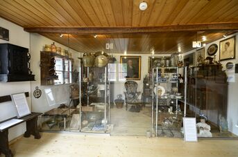 Vitrine im Obergeschoss, gefördert durch die Kulturstiftung der Sparkasse, Foto von Ralf Schreck