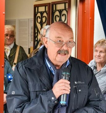 Wolfgang Knobloch bei der Erläuterung seines Ausstellungskonzeptes, nicht nur unser ehrenamtlicher Museumsleiter, sondern auch von berufs wegen ausgewiesener Fachmann