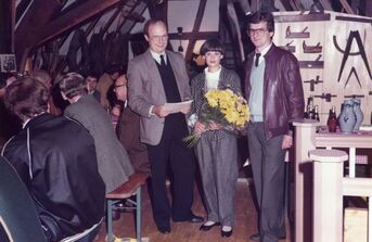 Wolfgang Knobloch mit seiner Ehefrau Otti und dem früheren Bürgermeister Manfred Will 1984 bei der Verleihung der Ehrennadel des Landes Baden-Württemberg. 