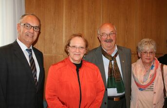 Otti und Wolfgang Knobloch mit Bürgermeister Stober und Regierungspräsidentin Nicolette Kressl
