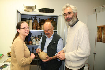Das Team der neuen Chronik begutachtet einige historisch besonders wertvolle Exponate: rechts Prof. Dr. Dussel, Mitautor Wolfgang Knobloch und Gemeindearchivarin Katrin Kranich, die ebenfalls einige Beiträge verfasst hat.  