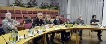 Mitglieder der Film-AG beim kritischen Betrachten des Films 