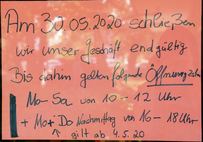 Schild Post schließt mit geänderten Öffnungszeiten